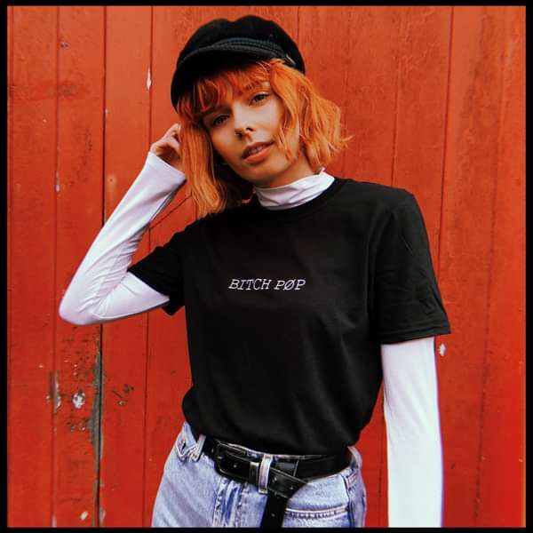 BLACK BITCH PØP TEES - BETSIE GØLD